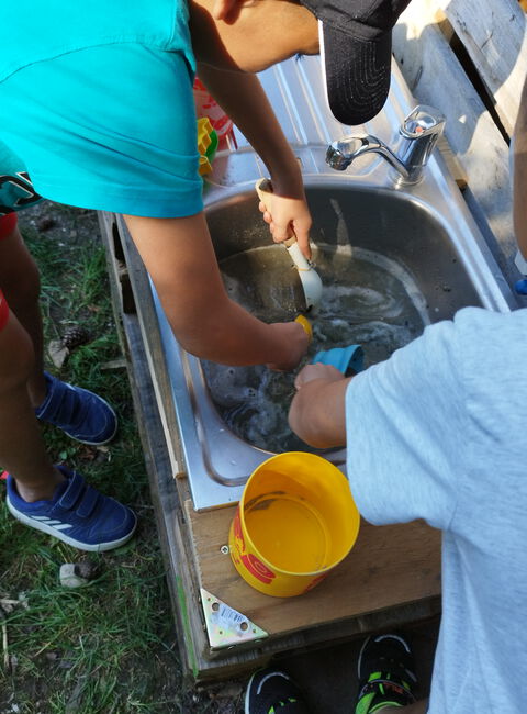 Kinder beim Abwasch